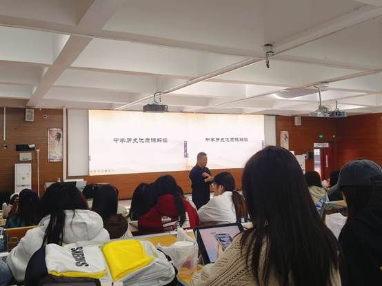 餐厅里的人们AI 生成的内容可能不正确。